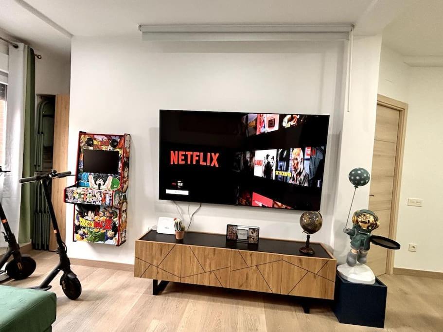 Lujo 10 Pax Proyector, Maquina Arcade Y Patinetes Apartment Oviédo